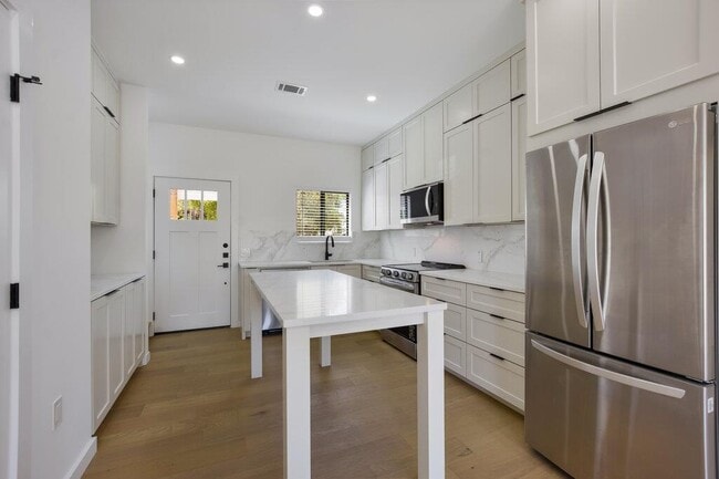 Building Photo - 2530 Steck Ave