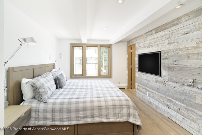 Building Photo - 124 W Hyman Ave