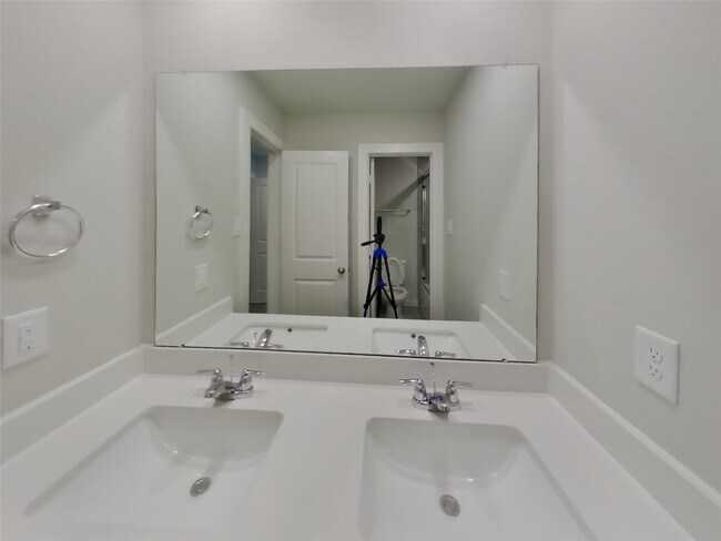 Building Photo - 9835 Willow Creek Commerce Dr