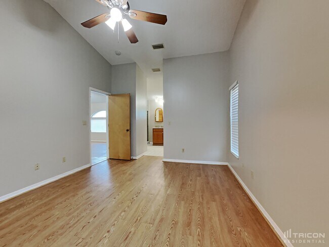 Building Photo - 834 4th Ave N