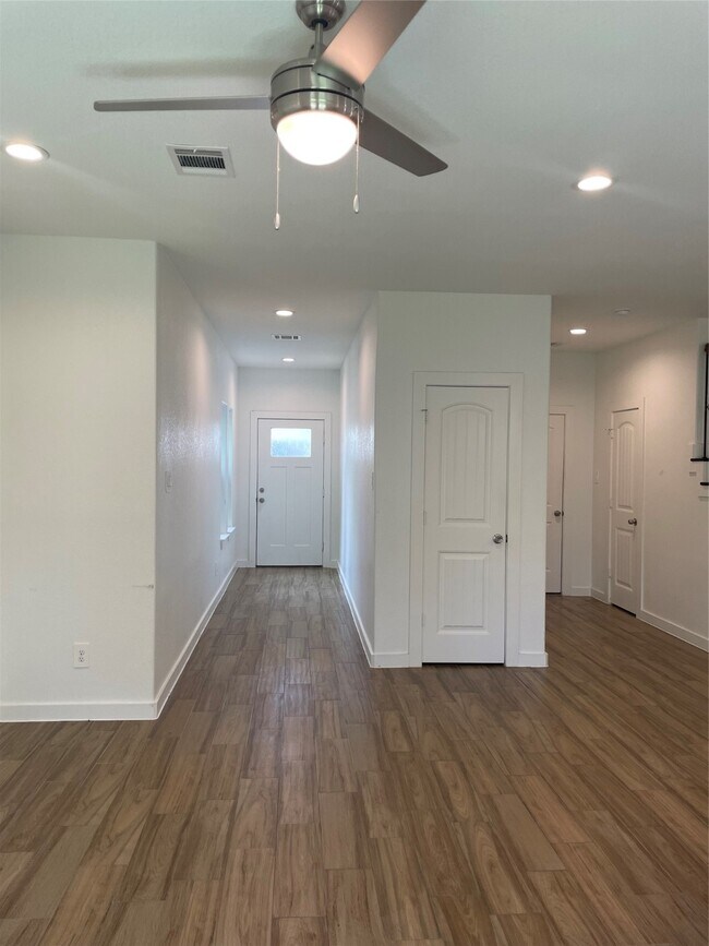 Building Photo - 5314 Longmeadow St