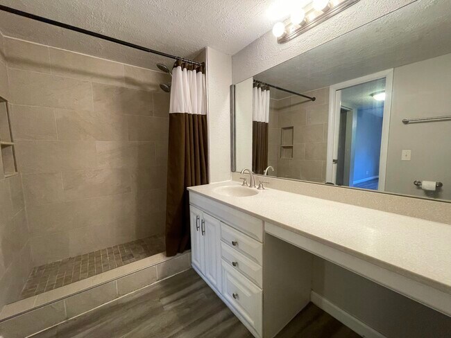 Building Photo - 2967 Riverside Dr