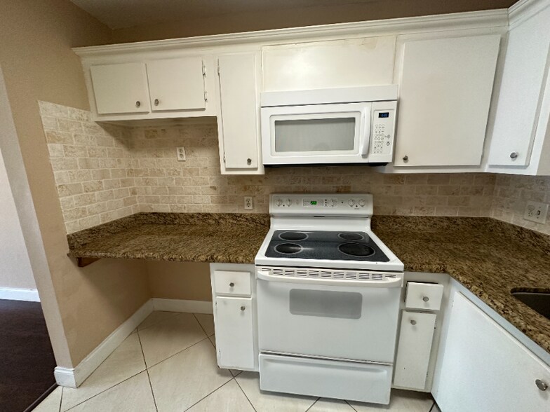 Building Photo - 5961 N Falls Cir Dr