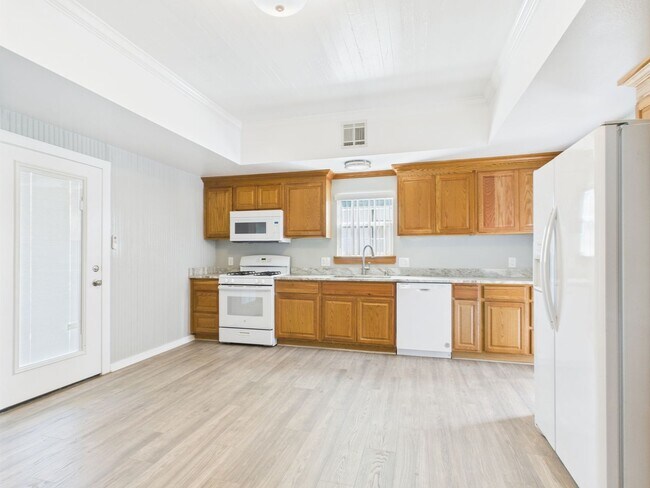Building Photo - 112 W Hackberry St