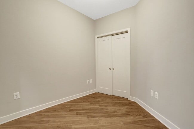 Building Photo - 1 bedroom 1 bathroom condo available immediately for rent