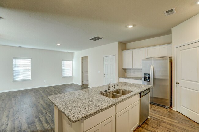 Building Photo - NEW CONSTRUCTION - 5 BDRMS, 3 BTHS, JOHNSON CITY