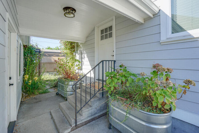 Building Photo - BEAUTIFUL UPDATED TWO BEDROOM WITH GARAGE