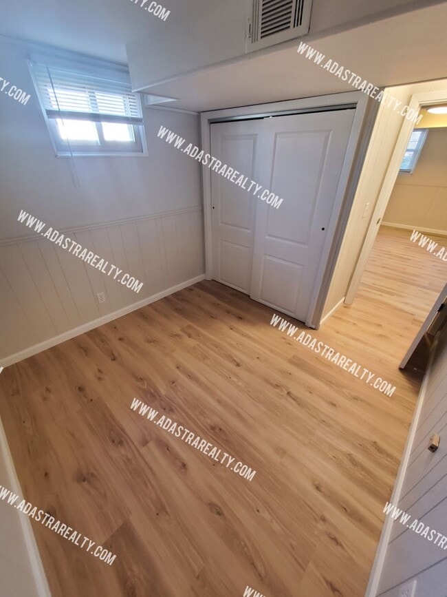 Building Photo - Absolutley Beautiful 4 Bedroom 2.5 Bath Overland Park Home-Available NOW!!