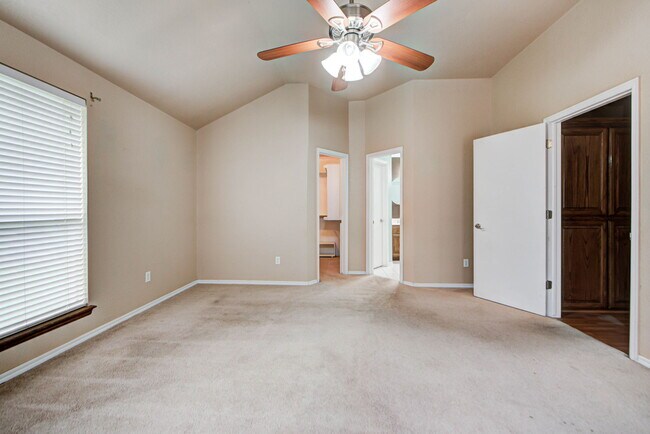 Building Photo - 2912 Edinburg Dr