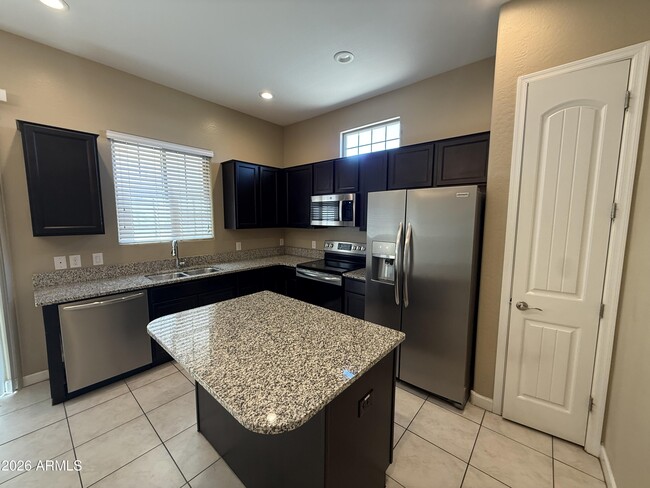 Building Photo - 1367 S Country Club Dr