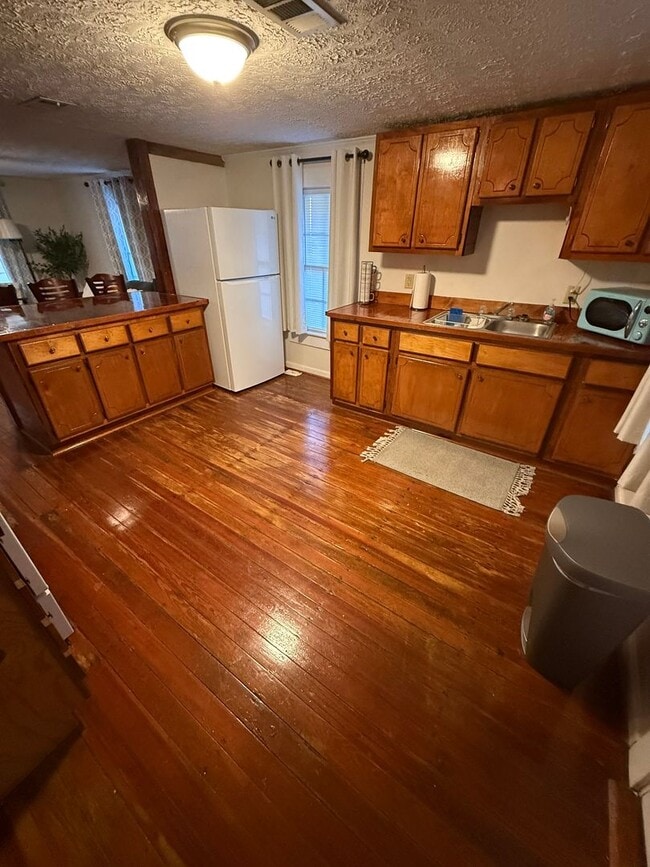 Building Photo - Furnished 2 BR 2 bath