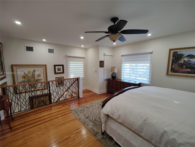 Building Photo - 1823 S Bayshore Ln