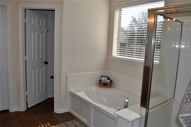 Building Photo - 600 Spanish Oak Terrace