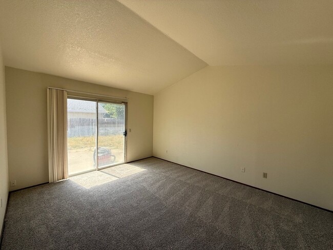 Building Photo - Spacious 4bed 2bath home in the Rio Linda/...