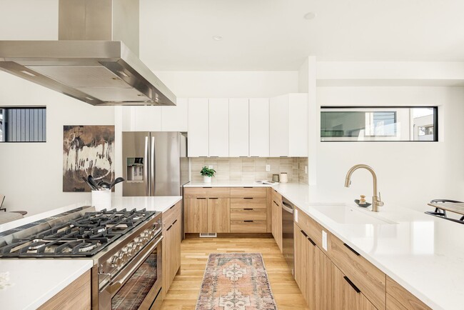 Building Photo - LUX 3BD, 4BA Sunnyside Home with Office and 2-Car Garage