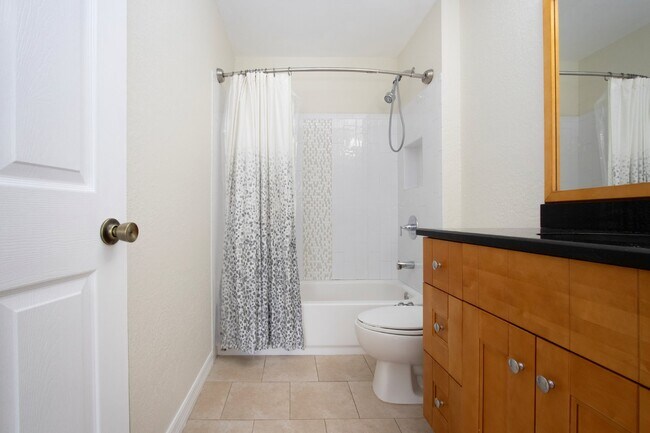 Building Photo - 2 Bedroom Condo W/ Garage in Lakewood Ranch