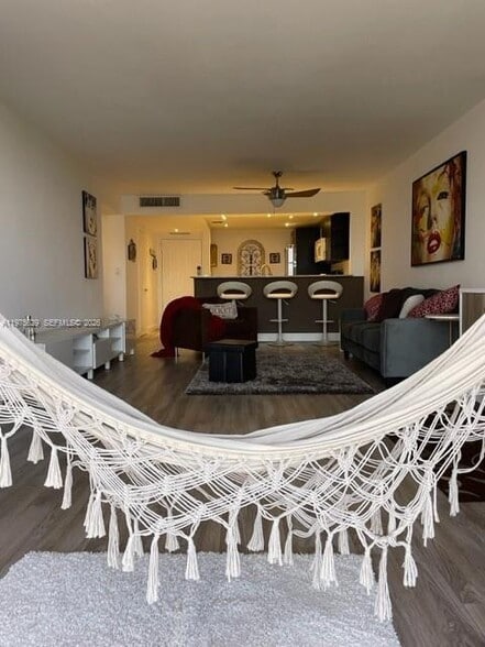 Building Photo - 400 Leslie Dr