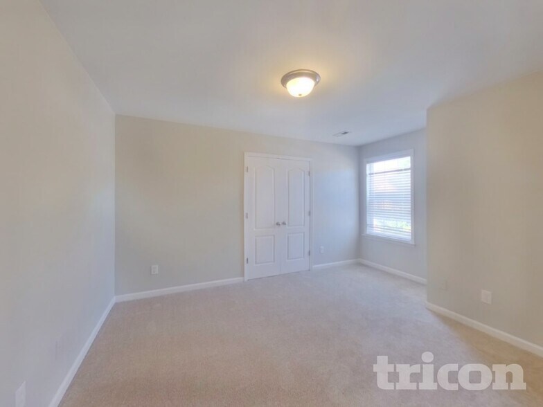 Building Photo - 527 W Saddletree Dr