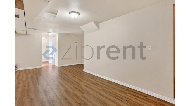 Building Photo - Unit