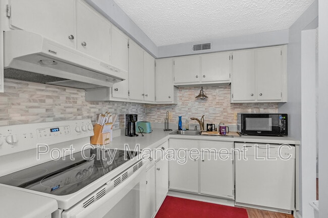 Building Photo - 8030 Abbey Ct