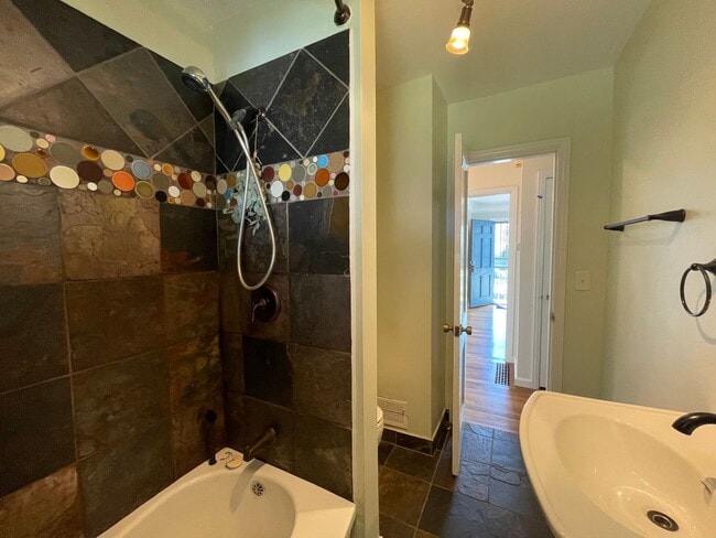 Building Photo - St. Johns 1940s 2Bd 1Ba home with updated Kitchen and a Basement! Features a Stained glass Outdoo...