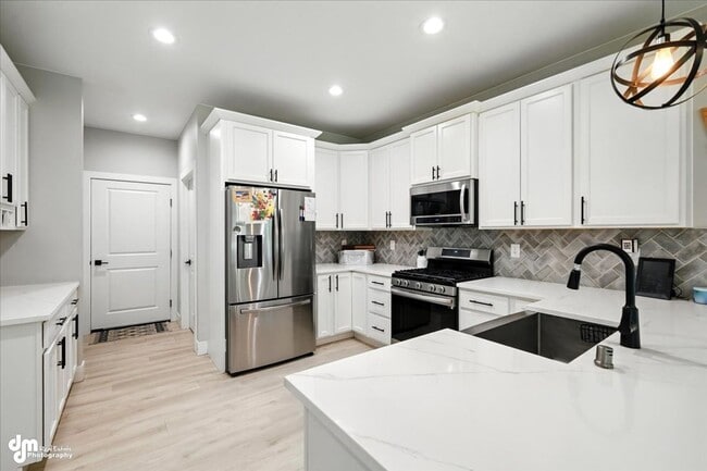 Building Photo - 4 BEDROOM | 2 BATHROOMS | 3 CAR GARAGE | M...