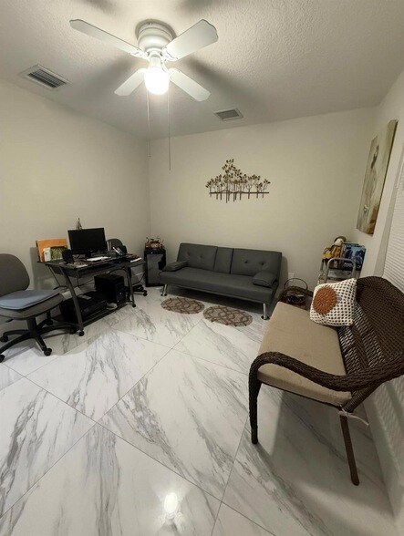 Building Photo - 1082 SW Bellevue Ave