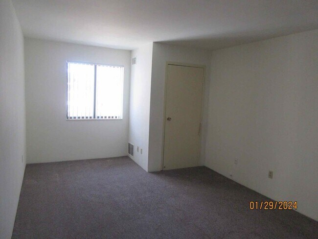 Building Photo - Available March 2026 Beautiful Upper 2 bedroom with Balcony