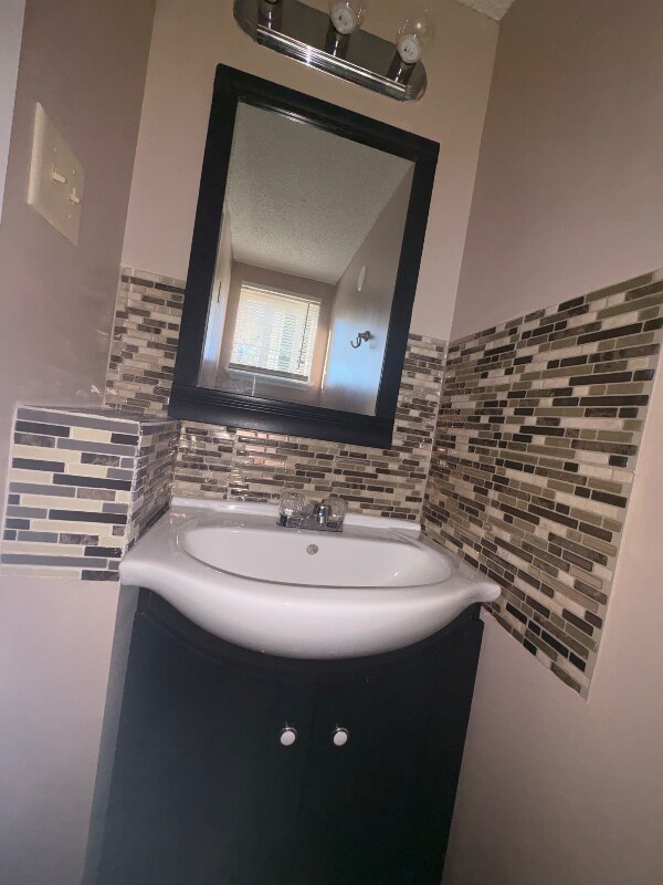 Building Photo - 15 Little Ln