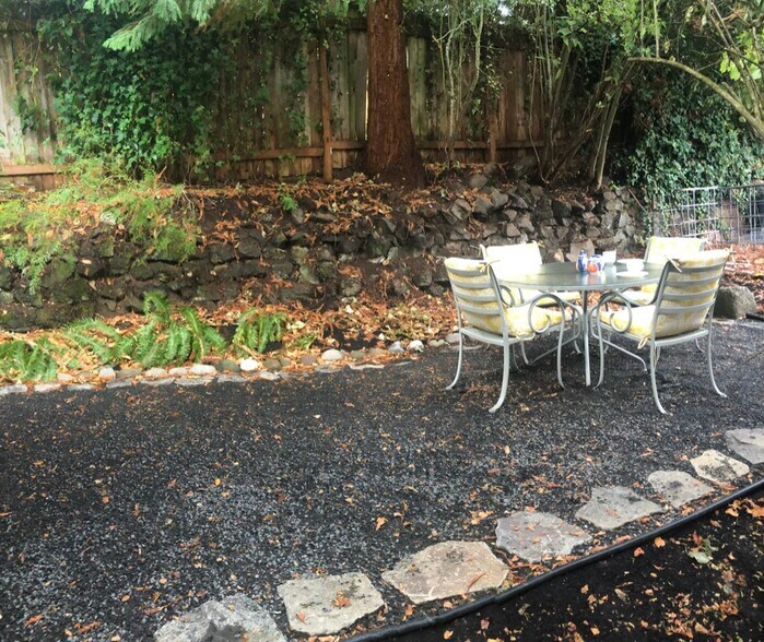 Shady patio - 412 John Adams St