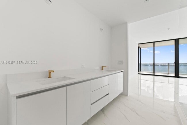 Building Photo - 700 NE 24th St