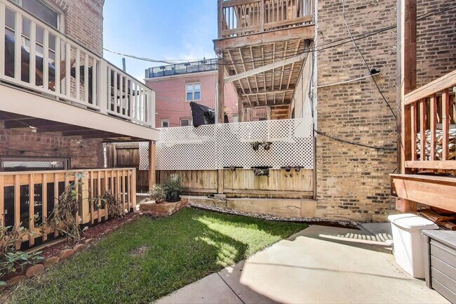 Building Photo - 1143 W Armitage Ave