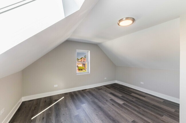 Building Photo - 6835 S Komensky Ave