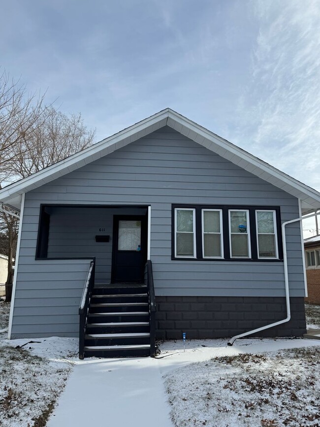 Primary Photo - 3 Bedroom 2 Bathroom House in Calumet City...