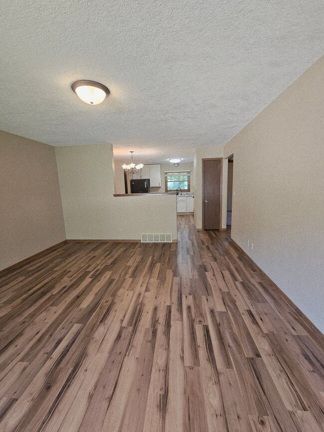 Building Photo - 2 BEDROOM | 1 BATH | SINGLE LEVEL | GARAGE...