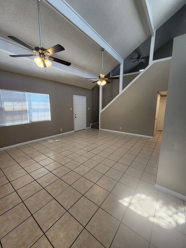 Building Photo - 3 bed 2 bath 2 story townhome, 1 carport