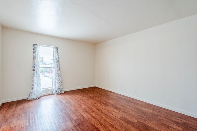 Building Photo - 3 Bed 2.5 Bath Pet-Friendly Retreat by The...
