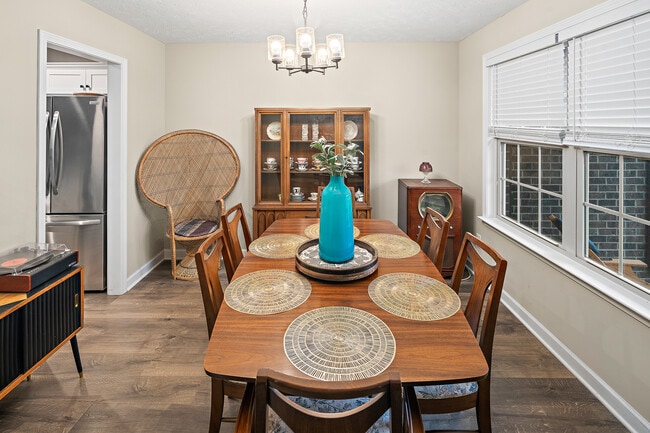 Building Photo - 305 Oleander Ln