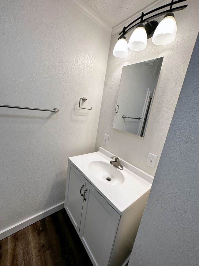Building Photo - Totally Updated and Renovated 2 Bedroom Ho...