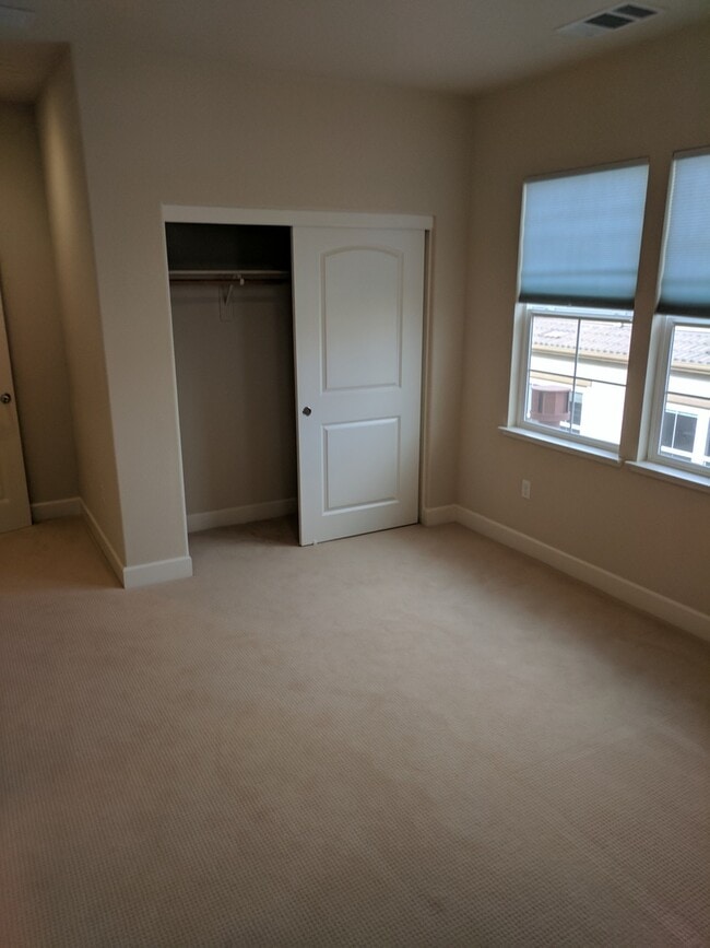 Building Photo - Luxury 3 bedroom 3 bath located in great a...