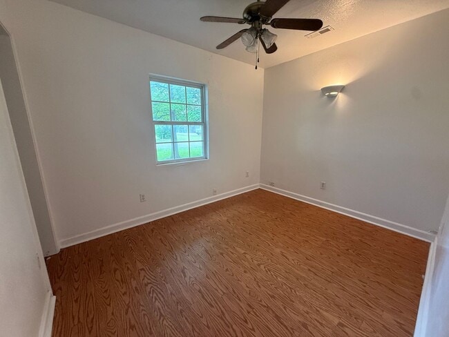 Building Photo - Beautiful 4 bedroom 2 bath house available now