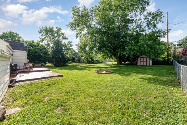 Building Photo - 1633 Sunset Dr