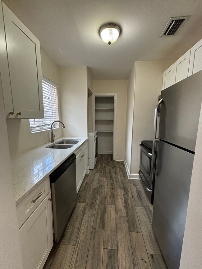 Building Photo - R1026 University Heights