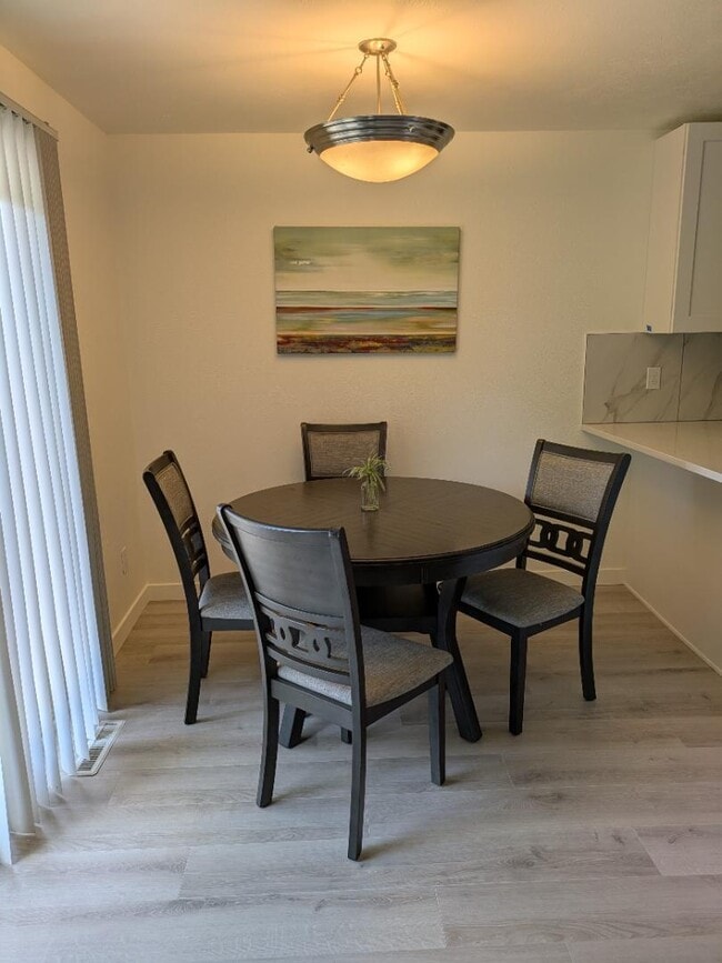 Building Photo - 425 Manhattan Dr