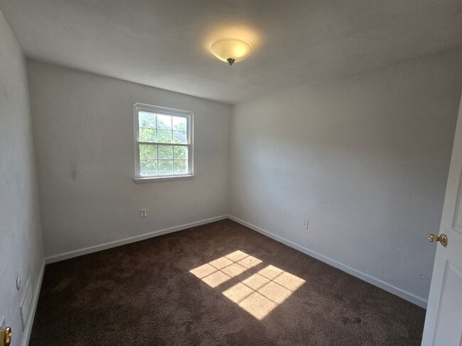 Building Photo - Beautiful three bedroom townhouse - Hempfi...
