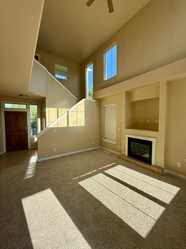 Building Photo - 3 Bedroom 3 Bathroom House Located Near a ...