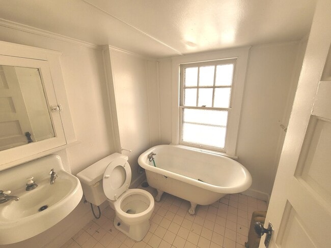 Building Photo - 2541 N Lake Dr