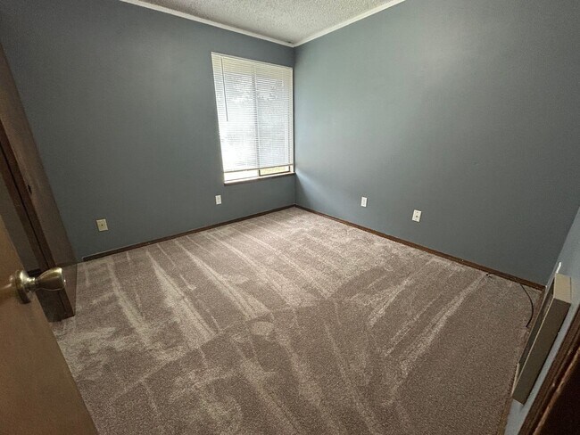 Building Photo - Burnt Bridge Creek Neighborhood