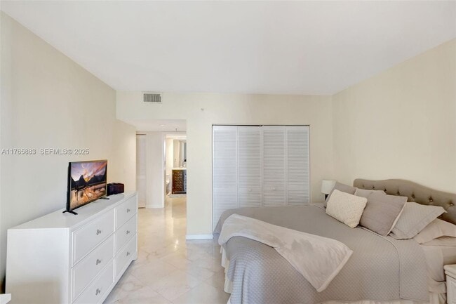 Building Photo - 520 Brickell Key Dr