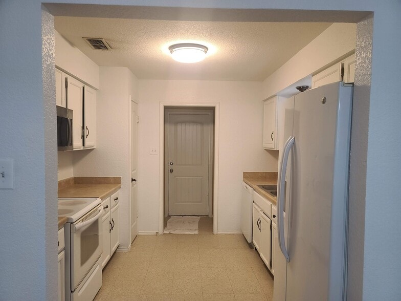 Building Photo - 4810 Cherry Tree Dr